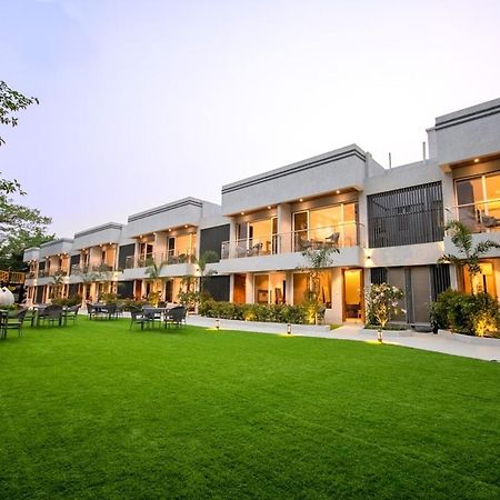 Meritas Aura Resort Лонавала Екстериор снимка