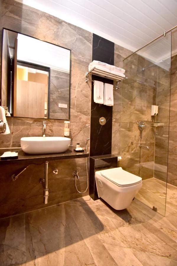 Meritas Aura Resort Лонавала Екстериор снимка