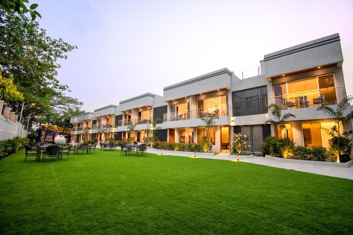 Meritas Aura Resort Лонавала Екстериор снимка